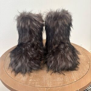 SKIMS Faux fur boots great condition